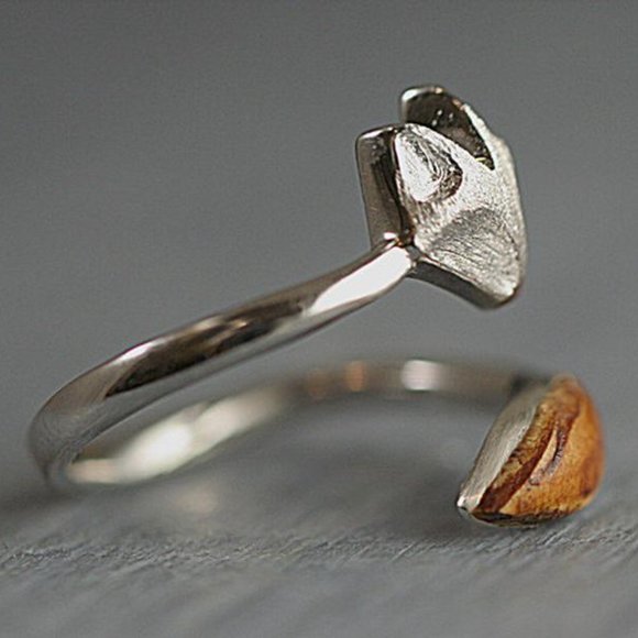 wood wrap fox ring. Adjustable silver ring with fox face and wooden tail. - Picture 4 of 4